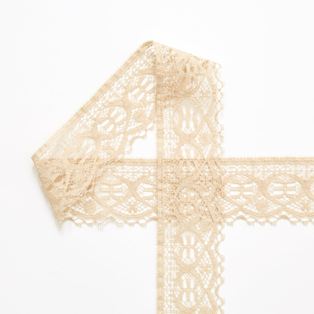 t23m05729 | Galon de Dentelle Fleurie Géométrique 4cm