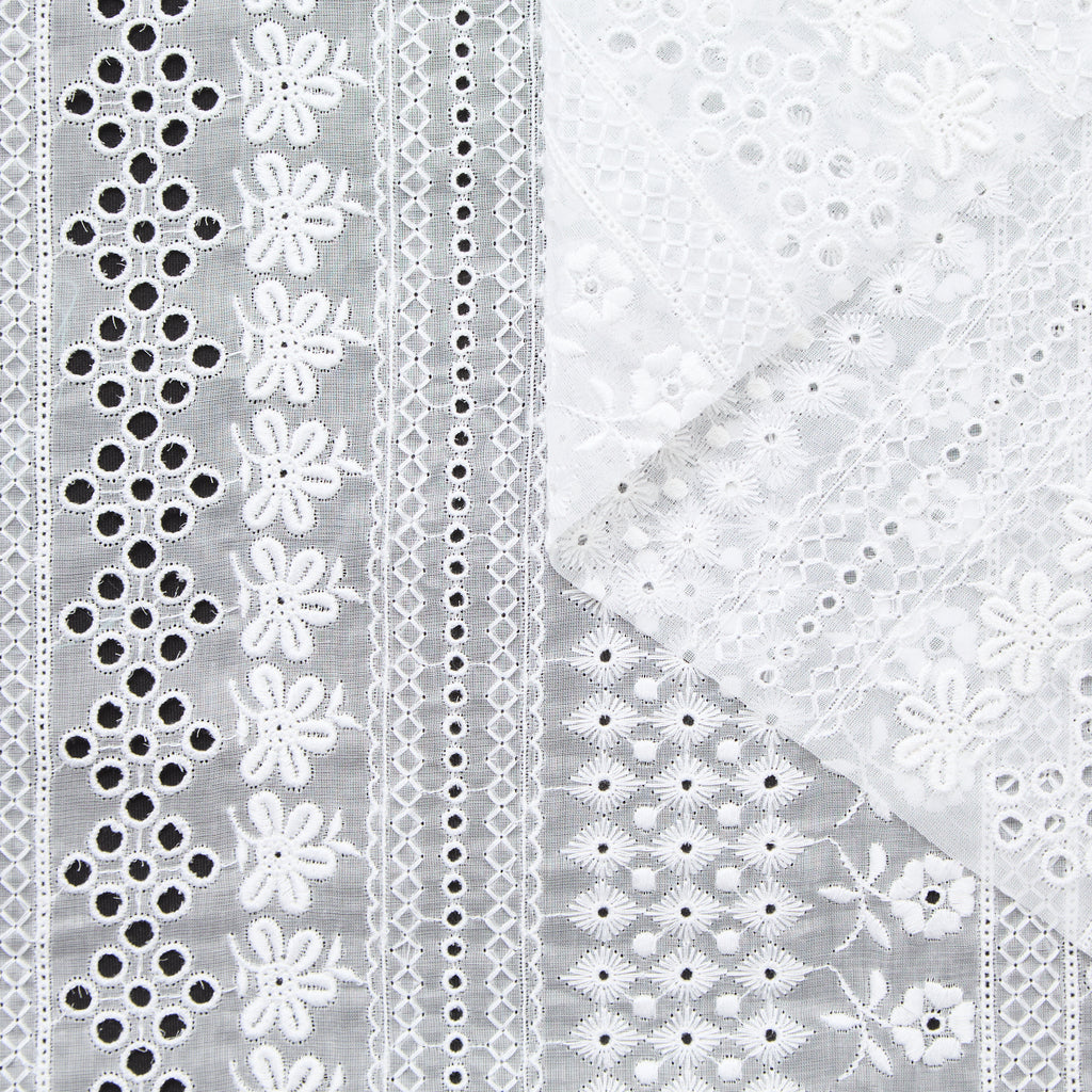 T24P12104 | Broderie Anglaise Florale sur Organza De Coton