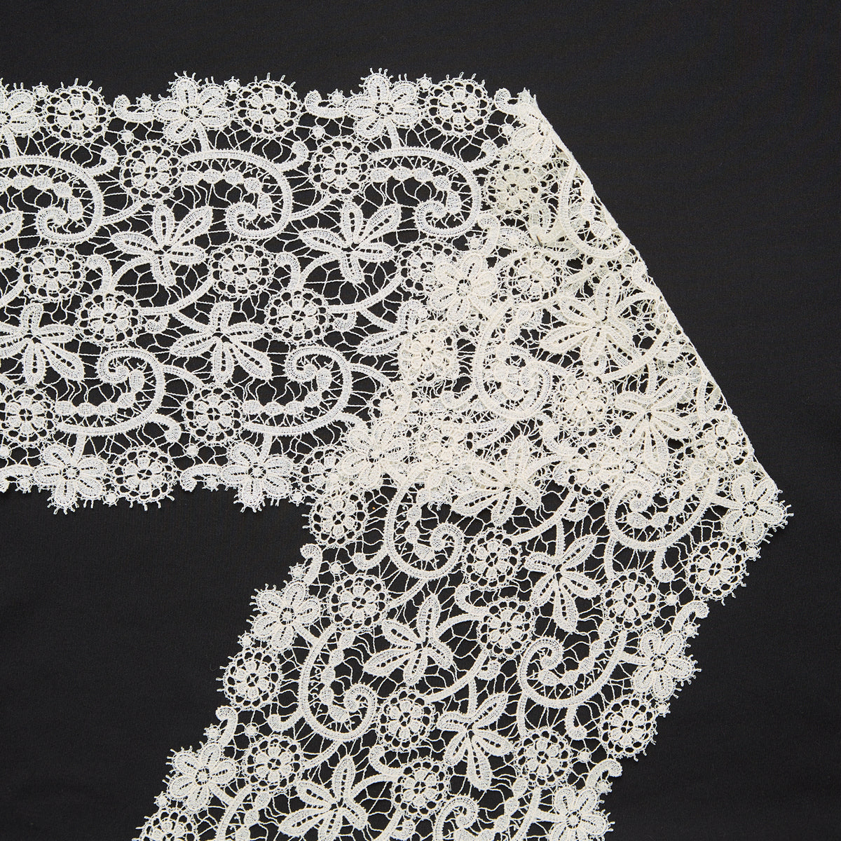 T25M12194 | Gallon en Dentelle Florale en 16cm