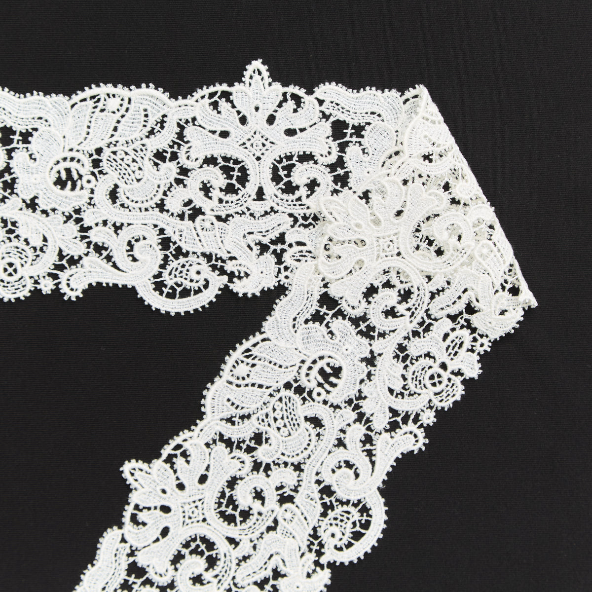 T25M12224 | Gallon en Dentelle Florale en 6cm