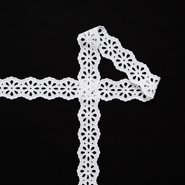 T26M15907 | Broderie Anglaise on Galloon Cotton Voile 2,5cm