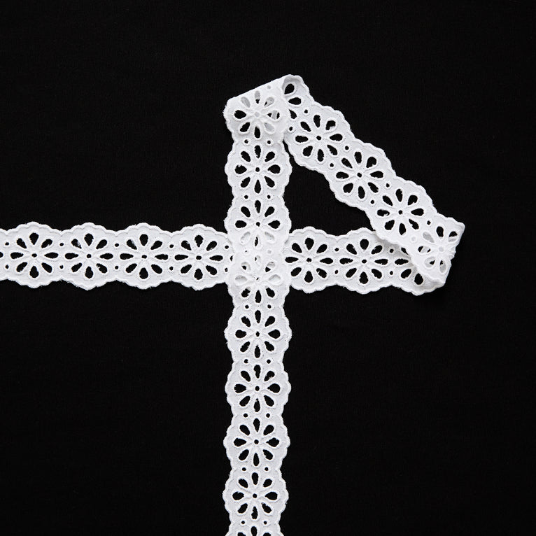 T26M15907 | Broderie Anglaise on Galloon Cotton Voile 2,5cm - view 1