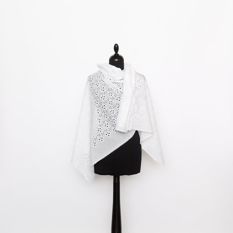 T26M15915 | Broderie Anglaise sur Voile en Coton - vue 2
