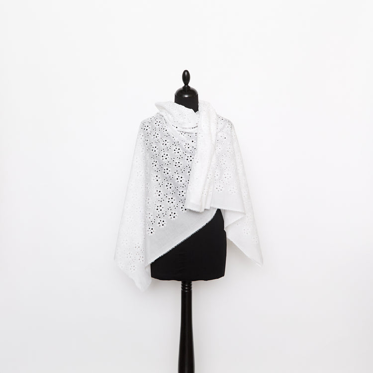 T26M15915 | Broderie Anglaise sur Voile en Coton - vue 2