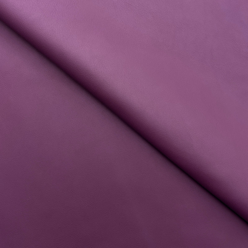 C22B00023 | Supple and matte smooth calfskin