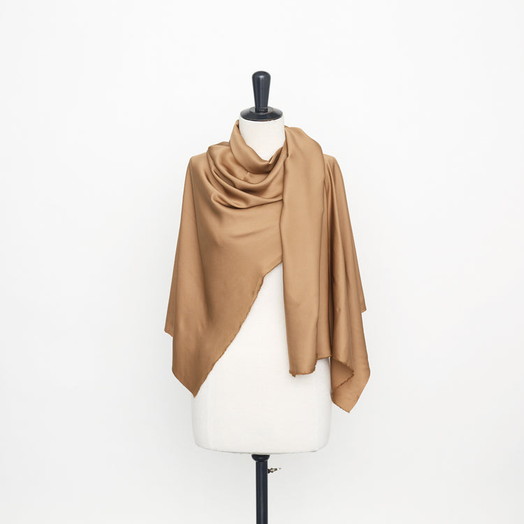 T22A01592 | Silk Drap Satin - view 2