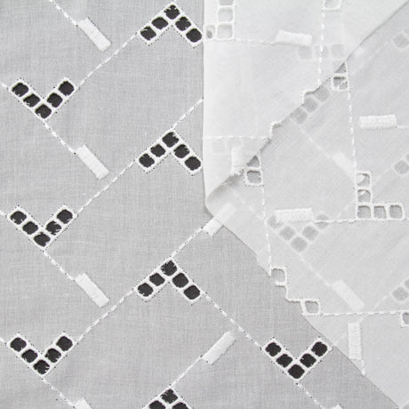 t22v03319 | Broderie Anglaise Géométrique Sur Voile de Coton