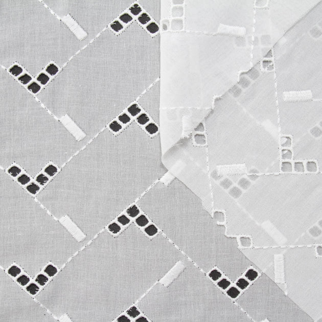 t22v03319 | Broderie Anglaise Géométrique Sur Voile de Coton