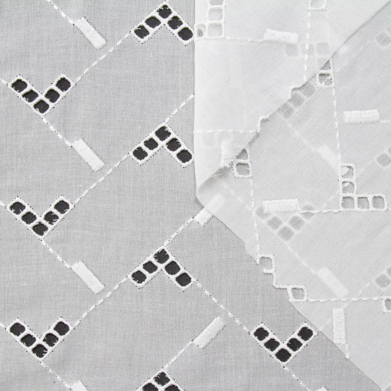 t22v03319 | Broderie Anglaise Géométrique Sur Voile de Coton - vue 1