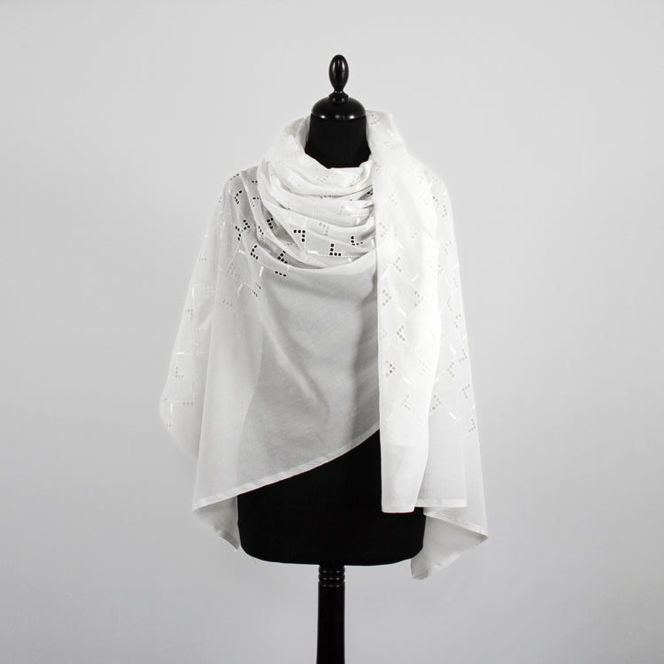t22v03319 | Broderie Anglaise Géométrique Sur Voile de Coton - vue 2