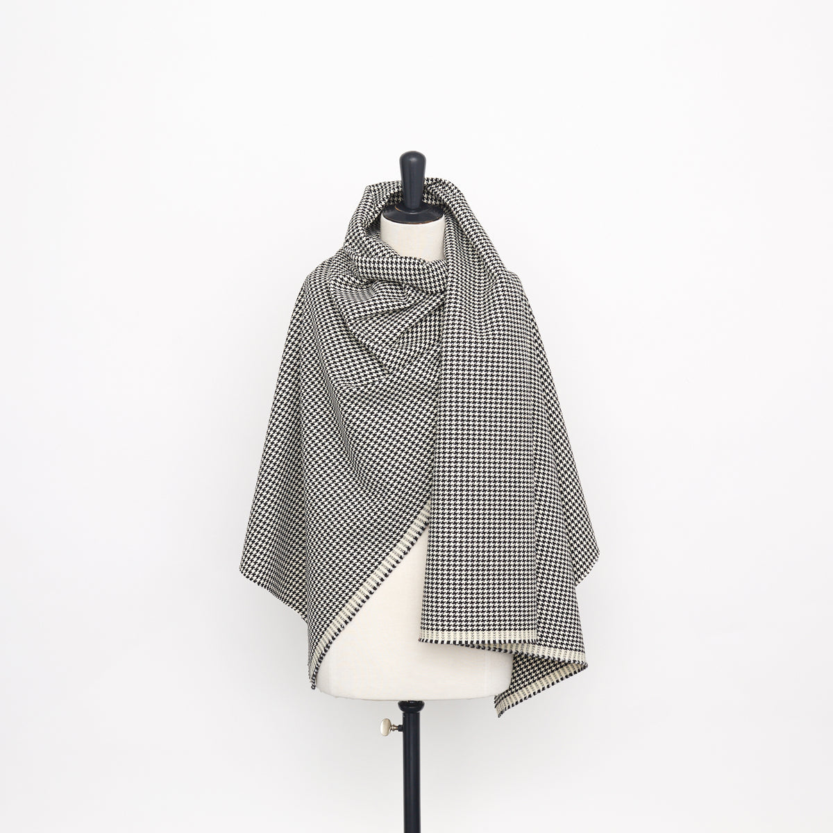 T23M04326 | Houndstooth Wool Drap